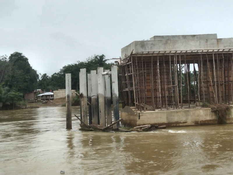 Pengerjaan Jembatan Gantung Tanjung Barulak Diduga Dikerjakan Asal Jadi Pengerjaan Jembatan Gantung Tanjung Barulak Diduga Dikerjakan Asal Jadii
