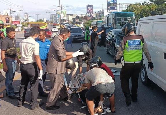 Kronologis Kecelakaan Maut di Depan RS Awal Bros Pekanbaru antara Sepeda Motor dan Truk Tangki Kronologis Kecelakaan Maut di Depan RS Awal Bros Pekanbaru antara Sepeda Motor dan Truk Tangkii