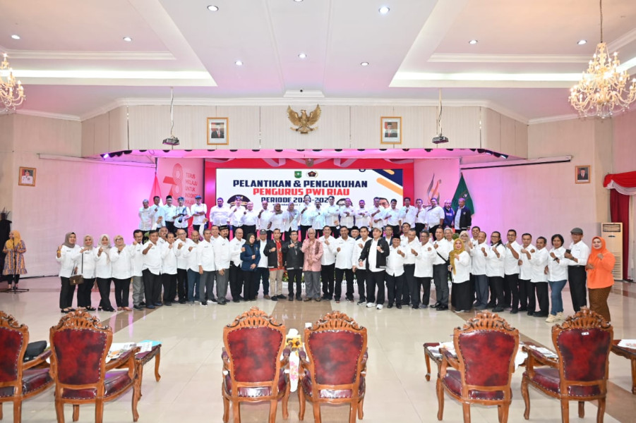 PWI Riau 2023-2028 Resmi Dilantik, Gubri Edy Natar Ingatkan Tak Kehilangan Sisi Kritis PWI Riau 2023-2028 Resmi Dilantik, Gubri Edy Natar Ingatkan Tak Kehilangan Sisi Kritisi