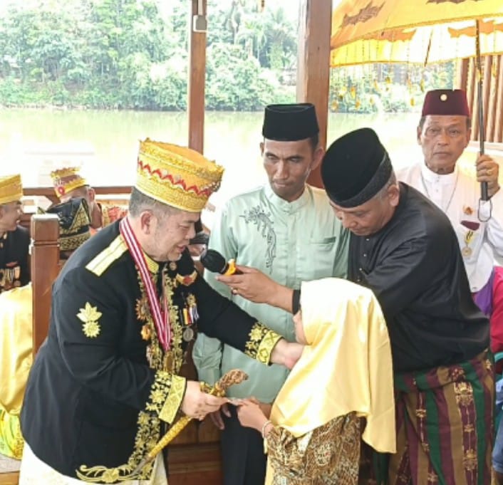 PDYM SB H M Yunus Abdullah R Al HAJ, Diradja Air Tiris Melayu Kampar Meresmikan Istana dan Memberikan Santunan Anak Yatim