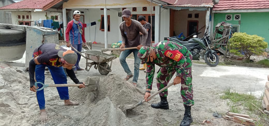 Kerja Bakti Bersama Warga Salah Satu Sarana Komunikasi Sosial Babinsa Koramil 06/SH Kerja Bakti Bersama Warga Salah Satu Sarana Komunikasi Sosial Babinsa Koramil 06/SH i