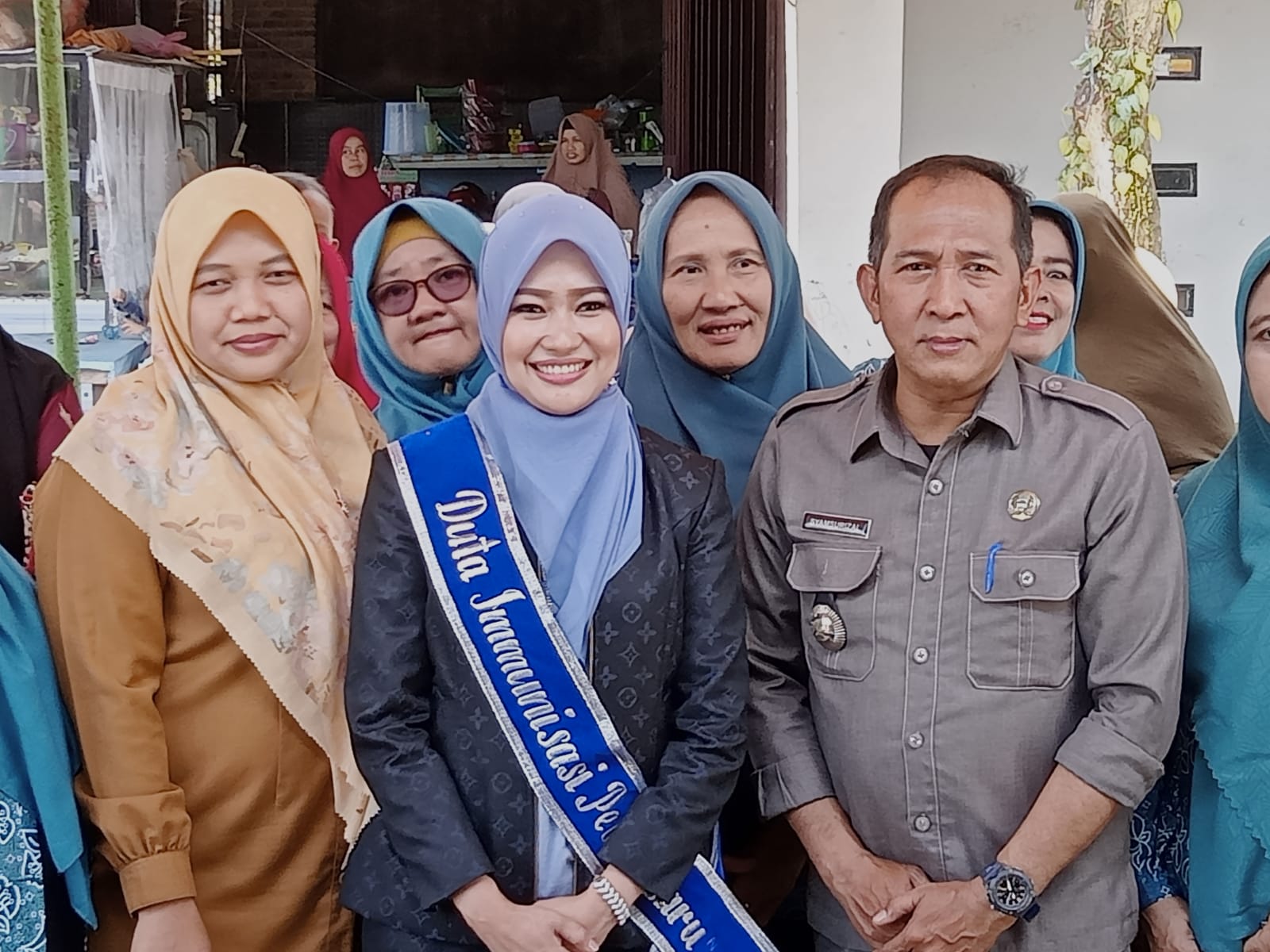 TP PKK Kota Pekanbaru sekaligus Duta Imunisasi Pekanbaru Raja Rila Mustafa Muflihun kunjungi Kelurahan Binawidya TP PKK Kota Pekanbaru sekaligus Duta Imunisasi Pekanbaru Raja Rila Mustafa Muflihun kunjungi Kelurahan Binawidyai