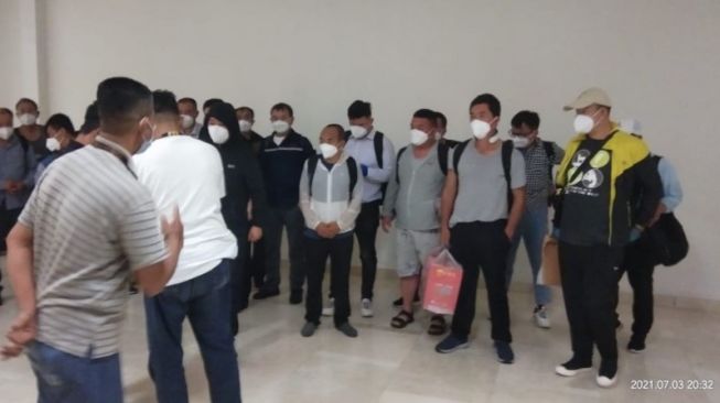 PPKM Setengah Hati, Saatnya Tutup Pintu Warga Asing PPKM Setengah Hati, Saatnya Tutup Pintu Warga Asingi