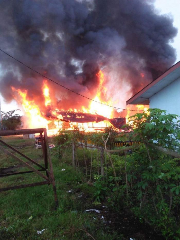 Kebakaran Hebat di Pelangiran, 6 Rumah Hangus Terbakar Kebakaran Hebat di Pelangiran, 6 Rumah Hangus Terbakari
