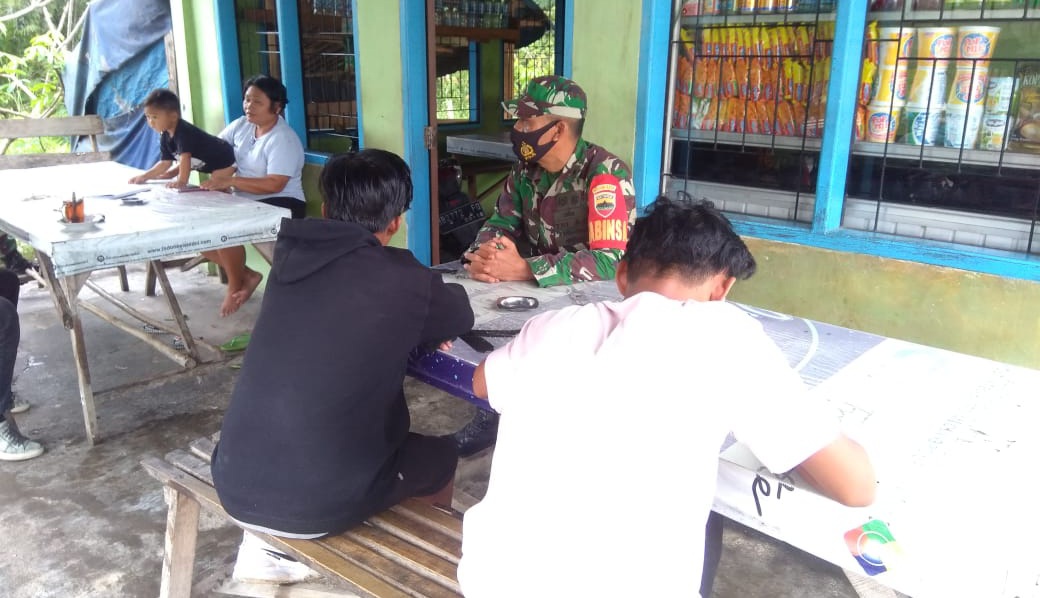 TMMD Ke -110 Kodim 0313/KPR, Babinsa 06/SH Lakukan Komunikasi Sosial Dengan Masyarakat TMMD Ke -110 Kodim 0313/KPR, Babinsa 06/SH Lakukan Komunikasi Sosial Dengan Masyarakati