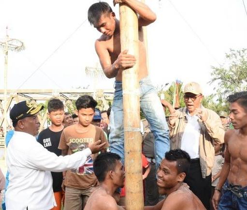 Kegiatan Panjat Pinang di Bangkinang, Bupati Berbaur Dengan Masyarakat Kegiatan Panjat Pinang di Bangkinang, Bupati Berbaur Dengan Masyarakati