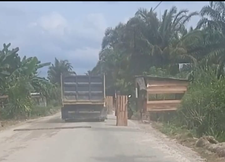 Pungli Resahkan Sopir Damtruk di Teratak Buluh, Ninik Mamak Dan Masyarakat Minta Polisi Bertindak Pungli Resahkan Sopir Damtruk di Teratak Buluh, Ninik Mamak Dan Masyarakat Minta Polisi Bertindaki