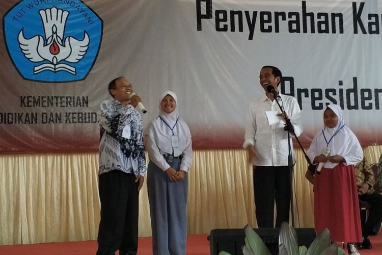Berdialog Dengan Ribuan Siswa di Majalengka, Jokowi: Gunakan Medsos Untuk Hal-hal Positif Berdialog Dengan Ribuan Siswa di Majalengka, Jokowi: Gunakan Medsos Untuk Hal-hal Positifi
