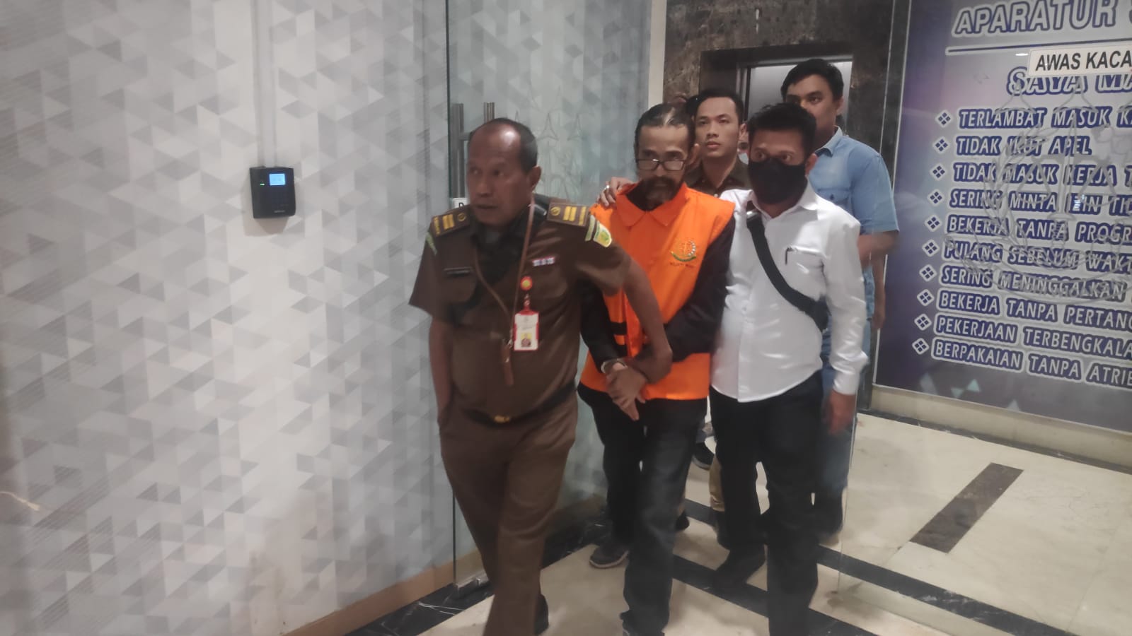 PENETAPAN 2 (DUA) ORANG TERSANGKA DUGAAN TINDAK PIDANA KORUPSI PEMBIAYAAN KREDIT USAHA RAKYAT (KUR) PENETAPAN 2 (DUA) ORANG TERSANGKA DUGAAN TINDAK PIDANA KORUPSI PEMBIAYAAN KREDIT USAHA RAKYAT (KUR) i