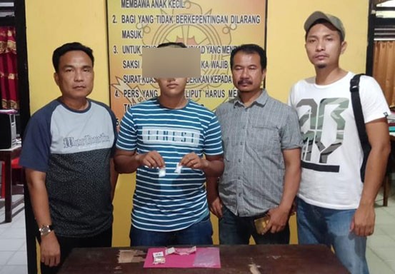 Oknum Mahasiswa dan Emak-emak Dibekuk Polisi karena Edarkan Sabu Oknum Mahasiswa dan Emak-emak Dibekuk Polisi karena Edarkan Sabui
