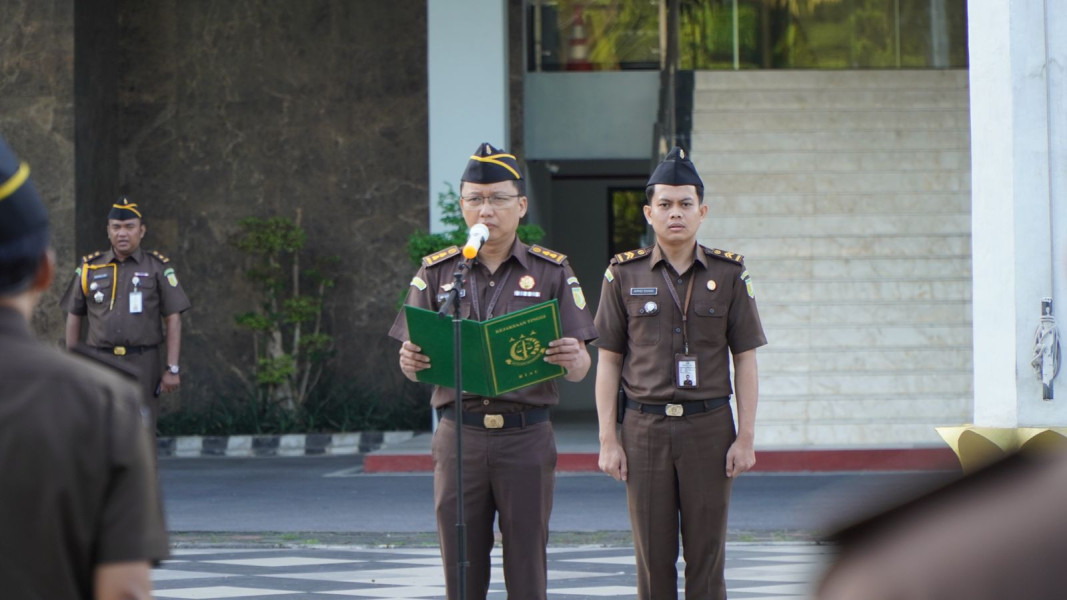 KOORDINATOR BIDANG PERDATA DAN TATA USAHA NEGARA KEJAKSAAN TINGGI RIAU MENJADI PENERIMA APEL KERJA PAGI KOORDINATOR BIDANG PERDATA DAN TATA USAHA NEGARA KEJAKSAAN TINGGI RIAU MENJADI PENERIMA APEL KERJA PAGIi