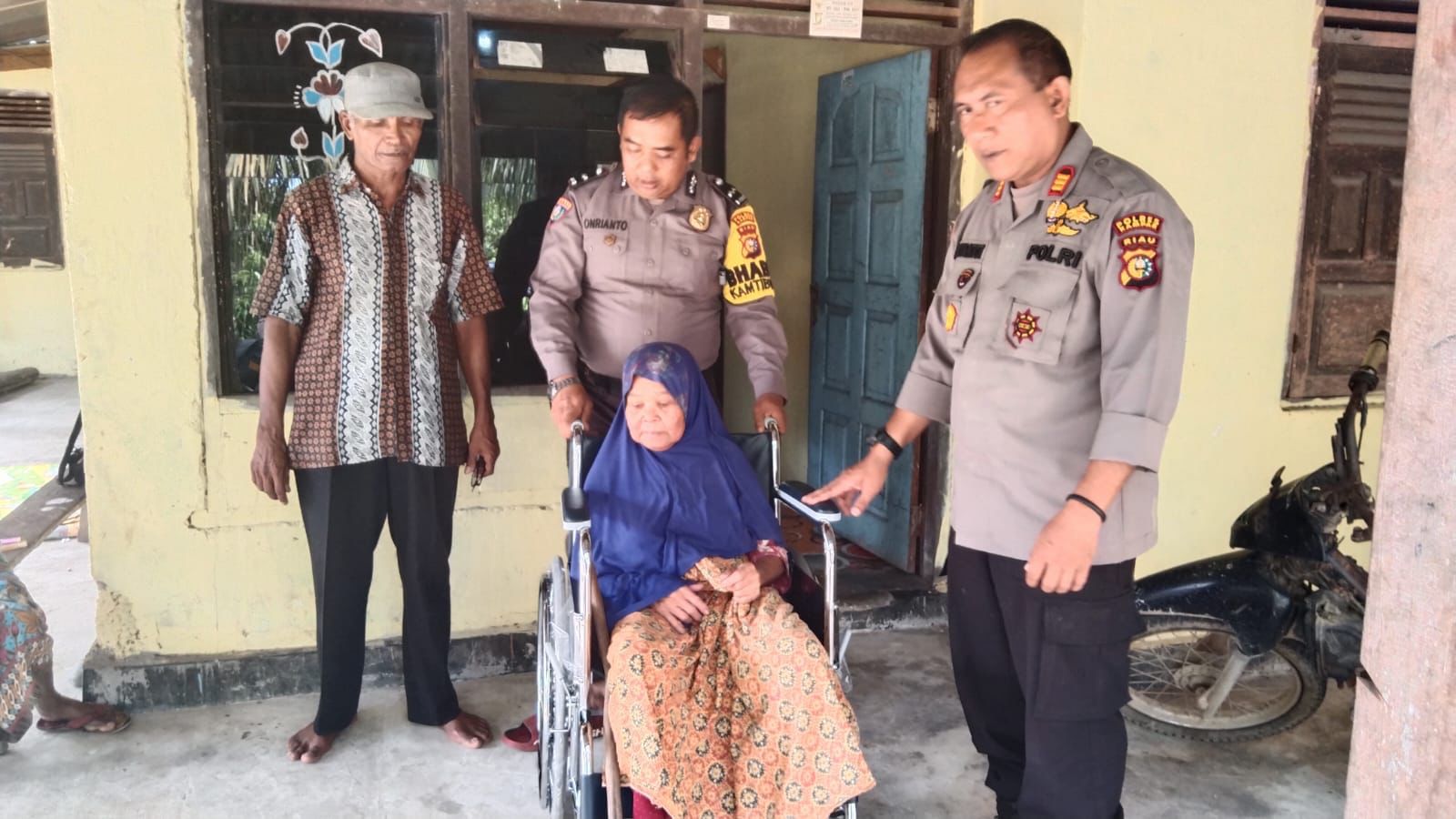 Polda Riau Kembali Salurkan Bantuan Kursi Roda, Kombes Sunarto : Alhamdulillah, Sudah 10 Unit. Polda Riau Kembali Salurkan Bantuan Kursi Roda, Kombes Sunarto : Alhamdulillah, Sudah 10 Unit.i