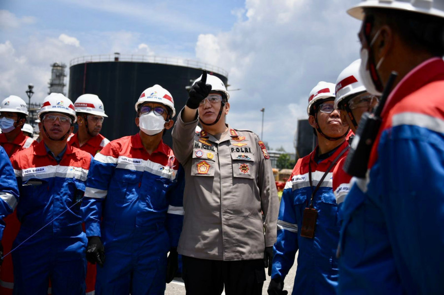 Tinjau Lokasi Ledakan, Kapolda Riau Irjen Iqbal : Tim Lakukan Investigasi, Pastikan Stok Minyak Pertamina Untuk Masyarakat Aman. Tinjau Lokasi Ledakan, Kapolda Riau Irjen Iqbal : Tim Lakukan Investigasi, Pastikan Stok Minyak Pertamina Untuk Masyarakat Aman.i