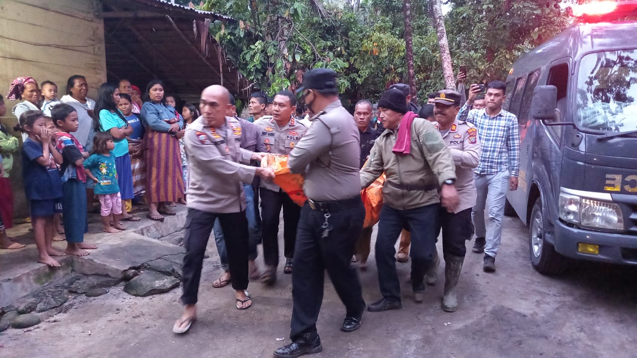 3 Korban Tewas dalam 1 Keluarga Tertimbun Longsor, Kapolres Tapteng Pimpin Evakuasi