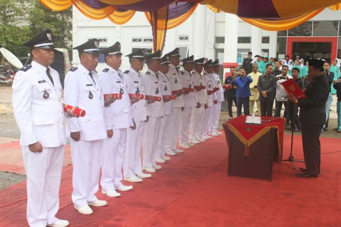 Jamiluddin Lantik 11 Penghulu di Rohil Jamiluddin Lantik 11 Penghulu di Rohili