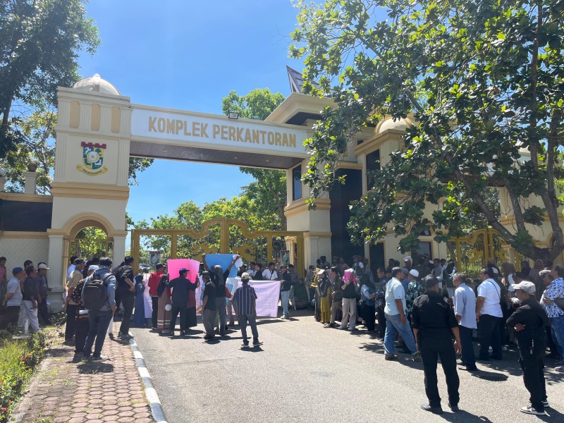Massa ARRM dan Petani Koppsa-M Minta Bupati Kampar Ahmad Yuzar Segera Turun Tangan Selesaikan Konflik Dengan PTPN IV Massa ARRM dan Petani Koppsa-M Minta Bupati Kampar Ahmad Yuzar Segera Turun Tangan Selesaikan Konflik Dengan PTPN IVi