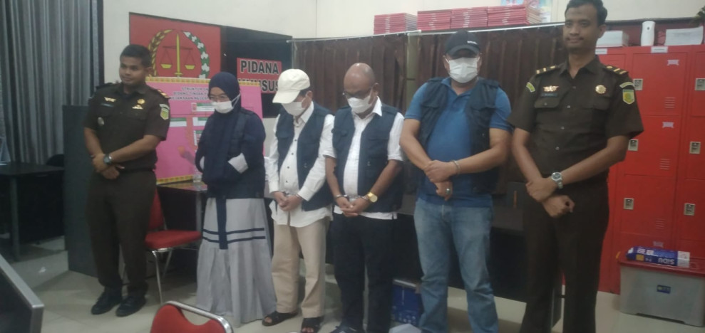 Penyerahan Tersangka dan Barang Bukti (Tahap II) Dugaan Tipikor USB Gedung SMAN 1 Tembilahan. Penyerahan Tersangka dan Barang Bukti (Tahap II) Dugaan Tipikor USB Gedung SMAN 1 Tembilahan.i