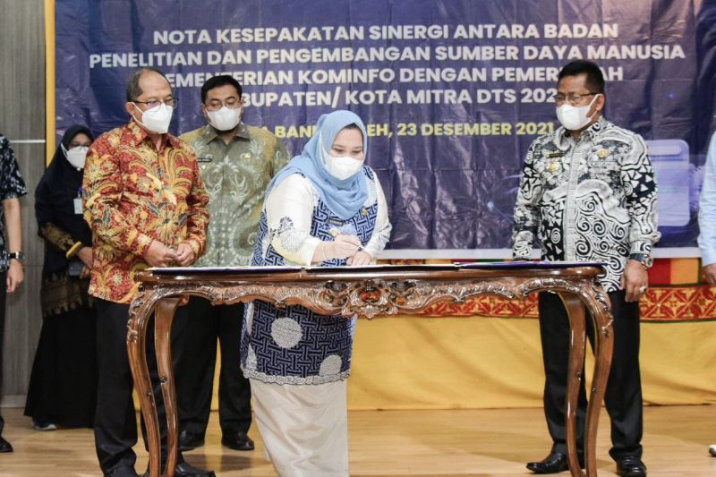 Kasmarni teken nota kesepakatan dengan BPPPSDM Kominfo Kasmarni teken nota kesepakatan dengan BPPPSDM Kominfoi