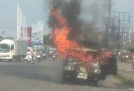 Heboh, 1 Unit Mobil Terbakar di Jalan Sobrantas Pekanbaru Heboh, 1 Unit Mobil Terbakar di Jalan Sobrantas Pekanbarui