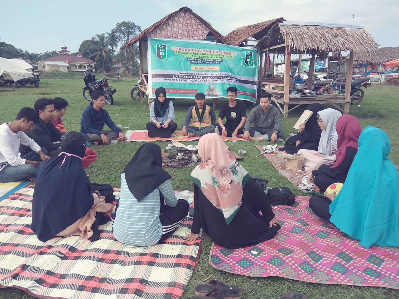 Gelar Upgrading dan Camping, Lapenmi HMI Pekanbaru Tutup Kegiatan Dengan 'Tukar Kado' Gelar Upgrading dan Camping, Lapenmi HMI Pekanbaru Tutup Kegiatan Dengan 'Tukar Kado'i