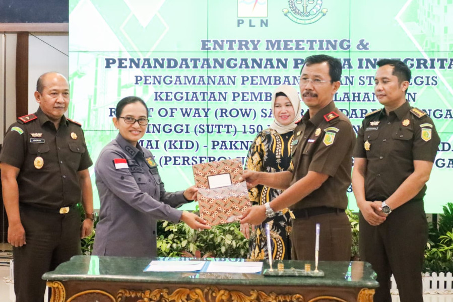 Penandatanganan Pakta Integritas terhadap Pengamanan Pembangunan Strategis bersama PT. PLN Penandatanganan Pakta Integritas terhadap Pengamanan Pembangunan Strategis bersama PT. PLNi