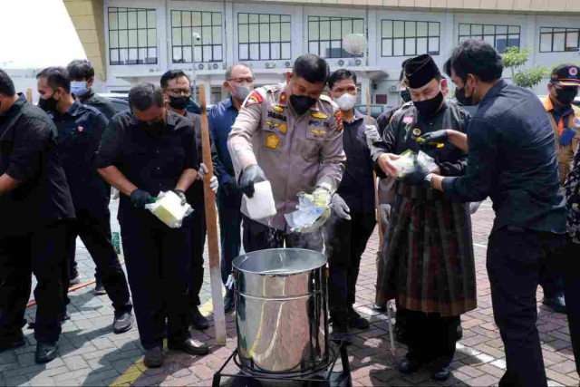 Direktorat Reserse Narkoba Polda Riau menggelar pemusnahan bersama, barang bukti kejahatan narkoba.i