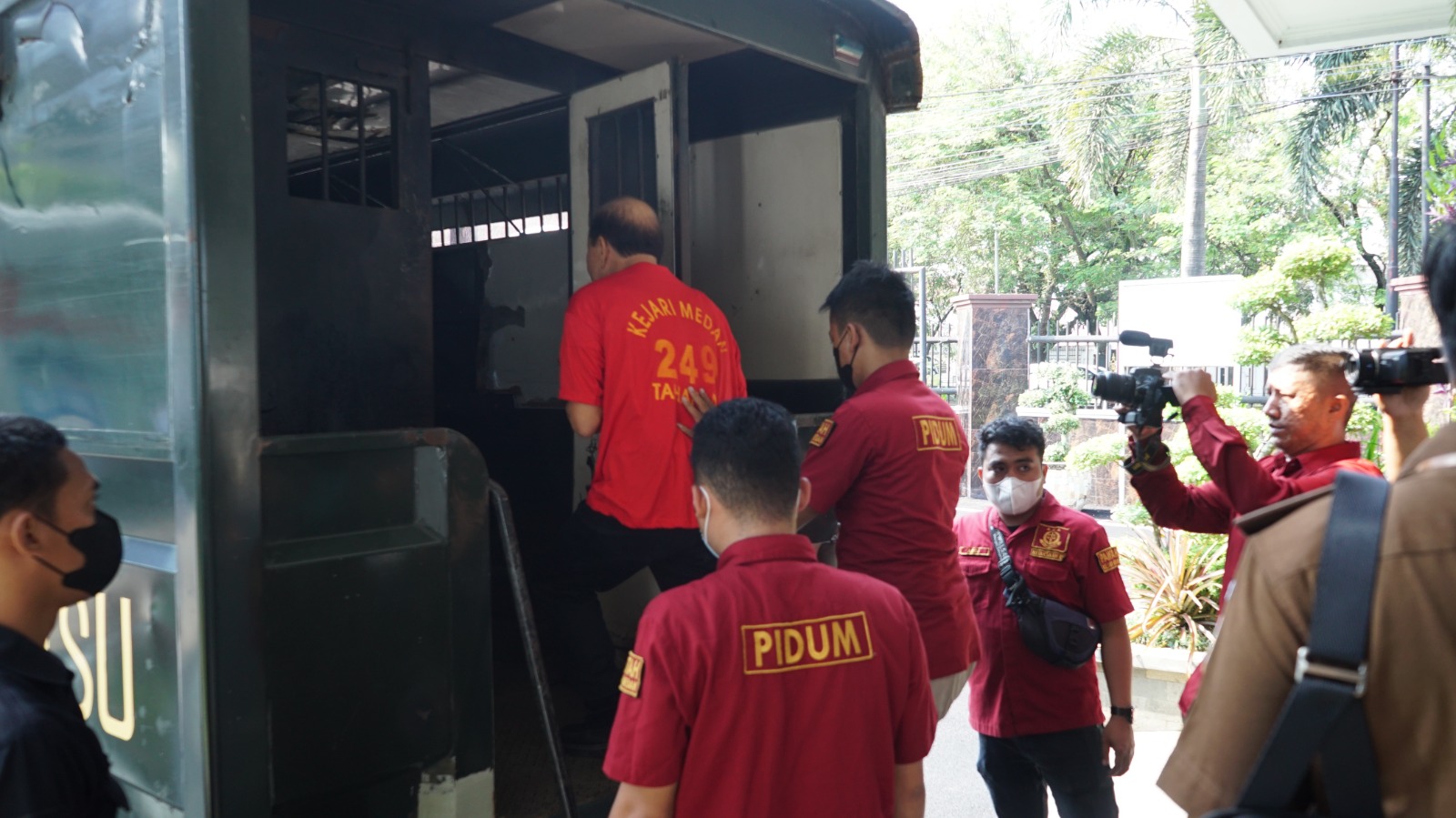 Tim Tabur Kejaksaan Tinggi Sumatera Utara Berhasil Amankan Terpidana SYAMSURI Terkait Kasus Penggelapan Uang Senilai Rp3 Miliar Tim Tabur Kejaksaan Tinggi Sumatera Utara Berhasil Amankan Terpidana SYAMSURI Terkait Kasus Penggelapan Uang Senilai Rp3 Miliari