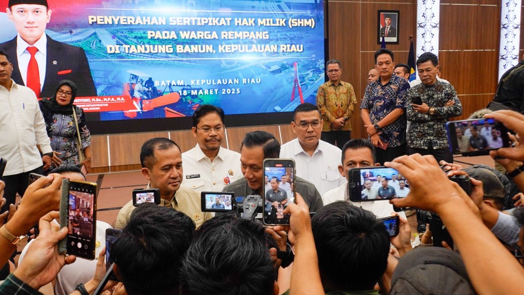 Pemerintah Serahkan 68 Sertifikat Hak Milik di Rempang, Wujud Kepastian Hukum bagi Warga Pemerintah Serahkan 68 Sertifikat Hak Milik di Rempang, Wujud Kepastian Hukum bagi Wargai