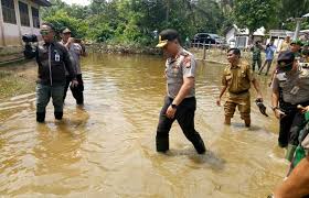 Kapolda Riau Irjen Pol Agung Setya Imam Salurkan Bantuan Bagi Korban Banjir di Kuansing Kapolda Riau Irjen Pol Agung Setya Imam Salurkan Bantuan Bagi Korban Banjir di Kuansingi