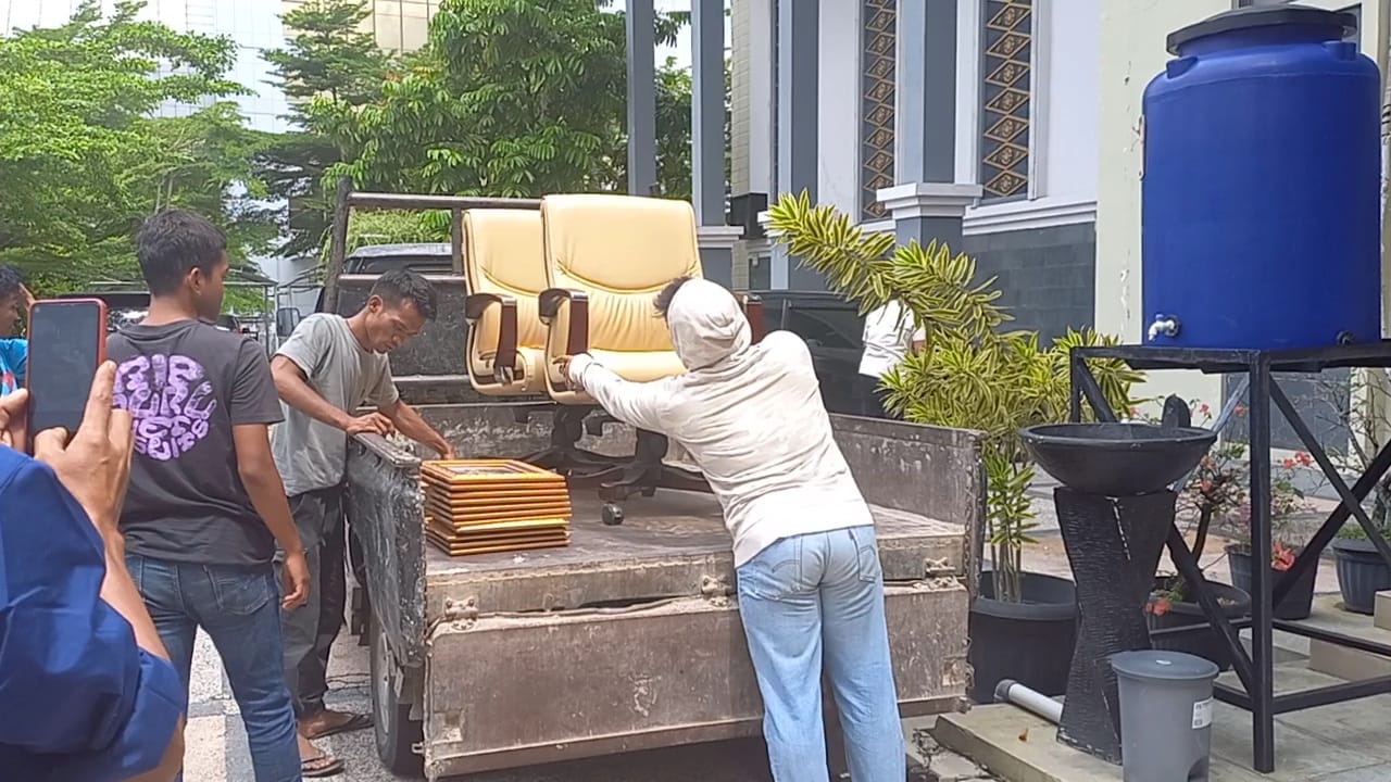 Vendor Tarik Barang dari Kantor DPRD Kota Pekanbaru Vendor Tarik Barang dari Kantor DPRD Kota Pekanbarui