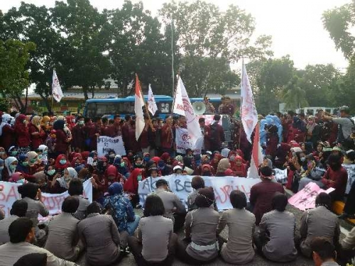 Ratusan Mahasiswa 3 Kampus di Pekanbaru Tuntut Jokowi Mundur Ratusan Mahasiswa 3 Kampus di Pekanbaru Tuntut Jokowi Munduri