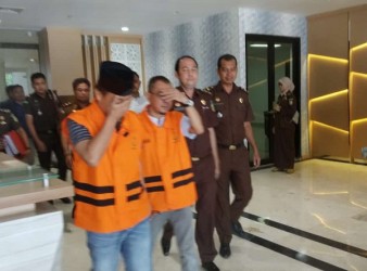 Dua Tersangka Korupsi Kredit Fiktif BRK Pelalawan Dilimpahkan ke Jaksa Dua Tersangka Korupsi Kredit Fiktif BRK Pelalawan Dilimpahkan ke Jaksai