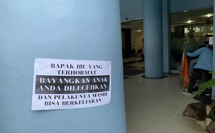 Mahasiswa Unri Segel Ruang Rektor dan Sebar Poster Peringatan