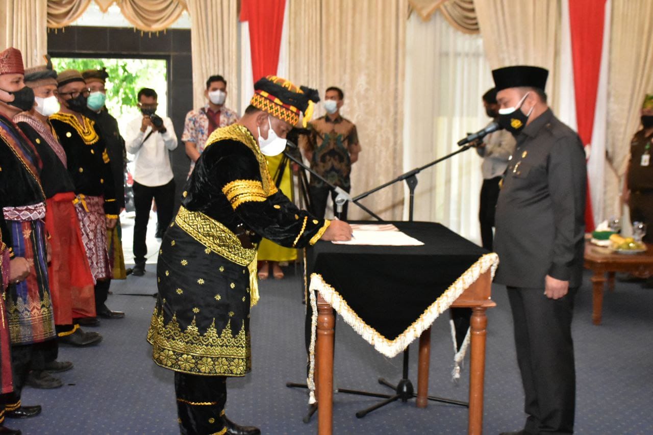 Datuk Rajo Batuah, Catur Sugeng Susanto, SH, MH resmi melantik Ketua LAK Kampar Drs Yusri Datuk Rajo Batuah, Catur Sugeng Susanto, SH, MH resmi melantik Ketua LAK Kampar Drs Yusrii