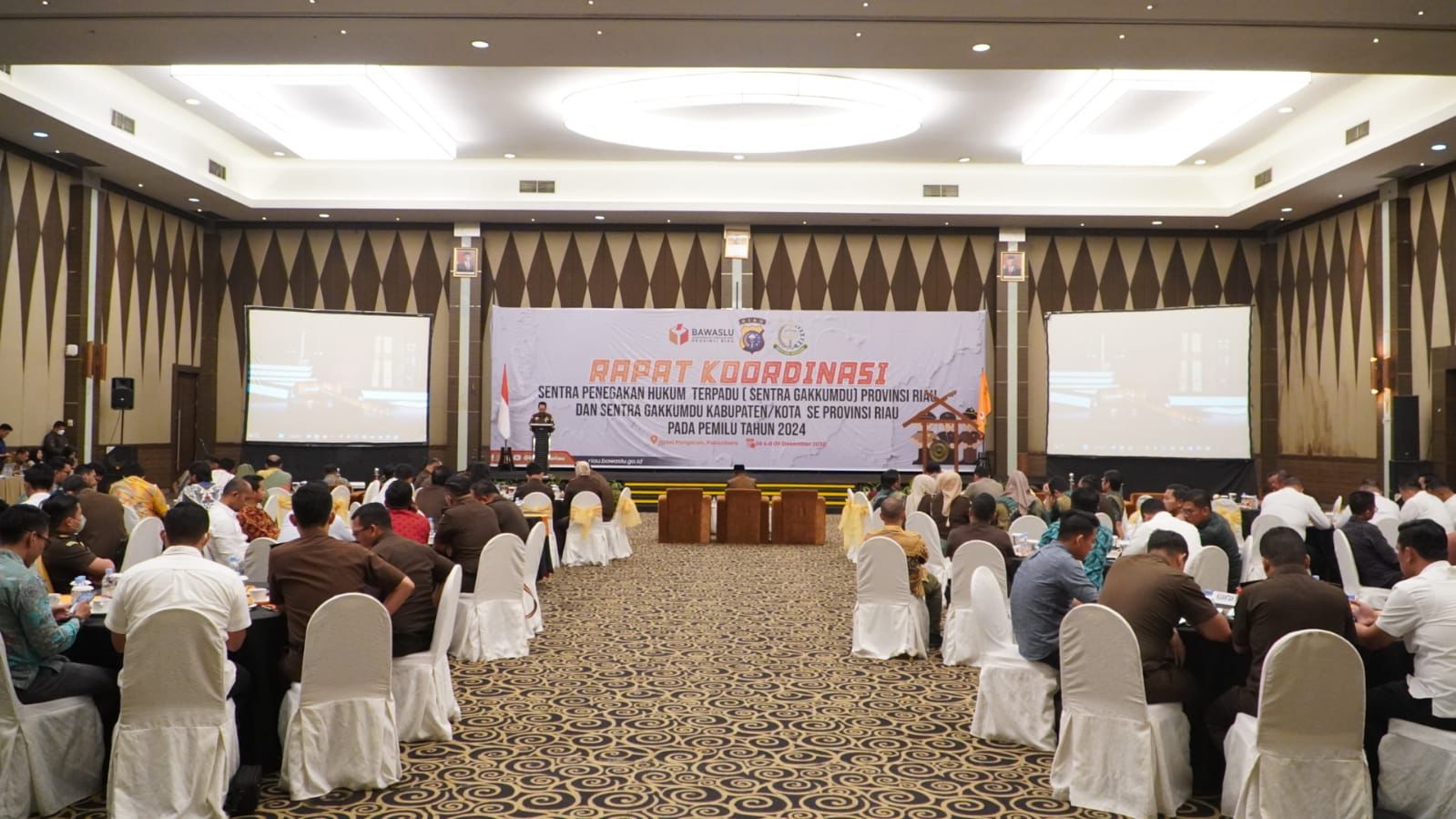 WAKIL KEPALA KEJAKSAAN TINGGI RIAU HADIRI KEGIATAN RAPAT KOORDINASI SENTRA GAKKUMDU PROVINSI RIAU WAKIL KEPALA KEJAKSAAN TINGGI RIAU HADIRI KEGIATAN RAPAT KOORDINASI SENTRA GAKKUMDU PROVINSI RIAUi