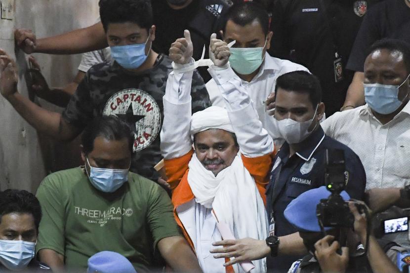 Viral Video Polisi Penjaga Menendang ke Arah HRS Viral Video Polisi Penjaga Menendang ke Arah HRSi