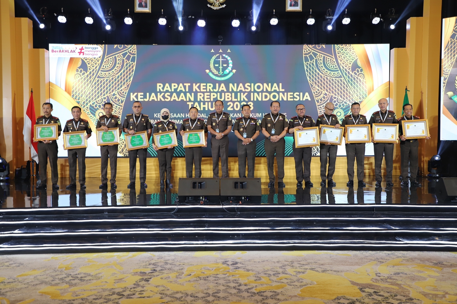 Wakil Jaksa Agung Memberikan Penghargaan terhadap Kejaksaan Tinggi dan Kejaksaan Negeri Berprestasi Wakil Jaksa Agung Memberikan Penghargaan terhadap Kejaksaan Tinggi dan Kejaksaan Negeri Berprestasii