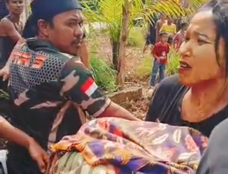 WARGA SENAMA NENEK DIGOTONG SAAT MENINGGAL, BUPATI KAMPAR TURUT BERDUKACITA DAN JANJI EVALUASI LAYANAN AMBULAN WARGA SENAMA NENEK DIGOTONG SAAT MENINGGAL, BUPATI KAMPAR TURUT BERDUKACITA DAN JANJI EVALUASI LAYANAN AMBULANi