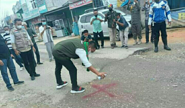 Sidak Infratrustruktur di Pangkalan Kerinci, ini Kata Bupati Zukri Soal Jalan Rusak Sidak Infratrustruktur di Pangkalan Kerinci, ini Kata Bupati Zukri Soal Jalan Rusaki