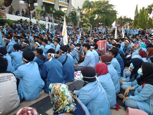 Dari Pertamina, Mahasiswa Geruduk Kantor Gubernur Riau Dari Pertamina, Mahasiswa Geruduk Kantor Gubernur Riaui