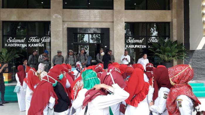 Pemkab Kampar Kembali Didemo RTK, Pertanyakan Kejelasan Nasib Mereka Pemkab Kampar Kembali Didemo RTK, Pertanyakan Kejelasan Nasib Merekai