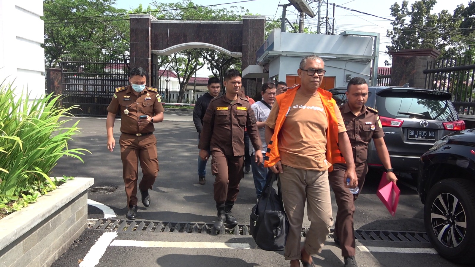 Tim Tabur Kejaksaan Tinggi Sumatera Utara Berhasil Amankan Terpidana MUHAMMAD KHAIDIR NASUTION Tim Tabur Kejaksaan Tinggi Sumatera Utara Berhasil Amankan Terpidana MUHAMMAD KHAIDIR NASUTIONi