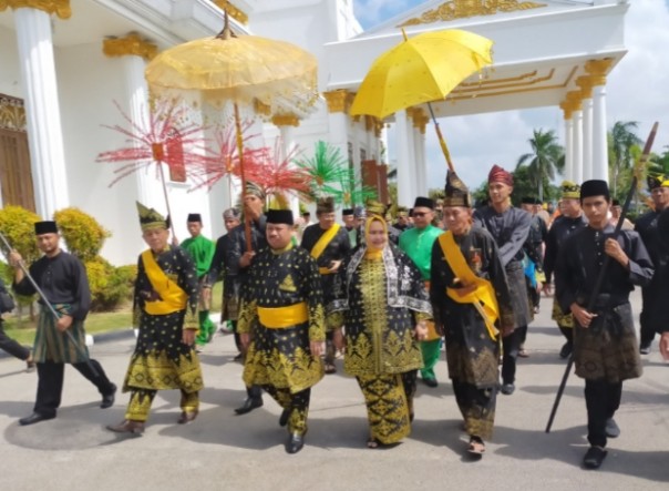 Dapat Penabalan Gelar Dari LAMR Bengkalis, Bupati Amril Mangkir Panggilan KPK Dapat Penabalan Gelar Dari LAMR Bengkalis, Bupati Amril Mangkir Panggilan KPKi