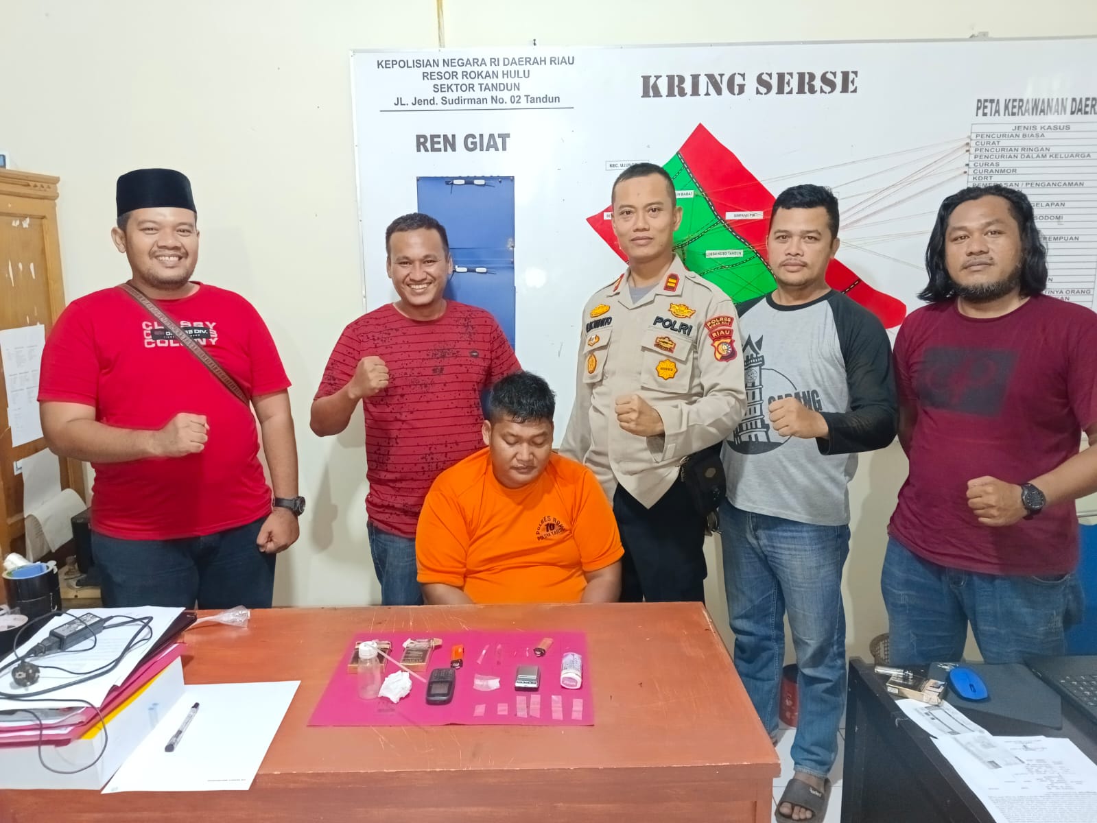 Personil Polsek Tandun Berhasil Meringkus Pelaku Tindak Pidana Narkotika Jenis Sabu di Desa Kumain Personil Polsek Tandun Berhasil Meringkus Pelaku Tindak Pidana Narkotika Jenis Sabu di Desa Kumaini