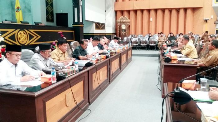 Hearing Bersama DPRD Pekanbaru, Puluhan Guru Ancam Mogok Mengajar ini Alasannya Hearing Bersama DPRD Pekanbaru, Puluhan Guru Ancam Mogok Mengajar ini Alasannyai