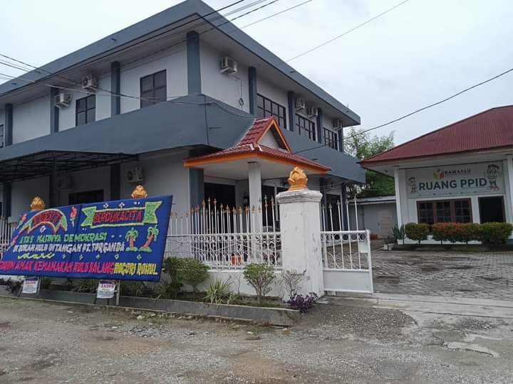 AMA ROHUL Kirim Karangan Bunga ke Bawaslu Riau