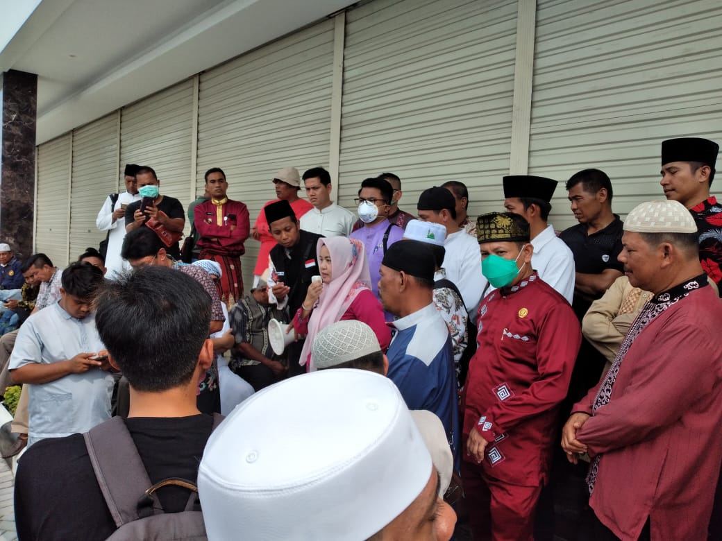 Masyarakat Tampan Demo Tolak Tempat Hiburan, M Jamil Menghilang Masyarakat Tampan Demo Tolak Tempat Hiburan, M Jamil Menghilang i