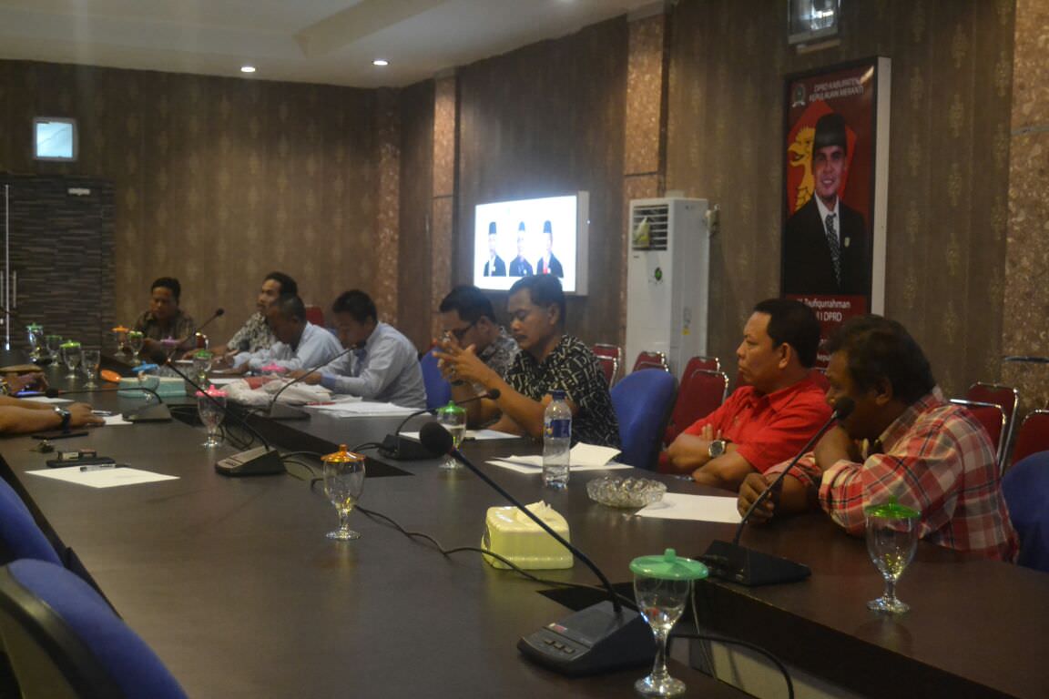 Datangi DPRD, Warga Merbau Minta Didudukan Dengan Pemda Meranti dan PT EMP Datangi DPRD, Warga Merbau Minta Didudukan Dengan Pemda Meranti dan PT EMPi