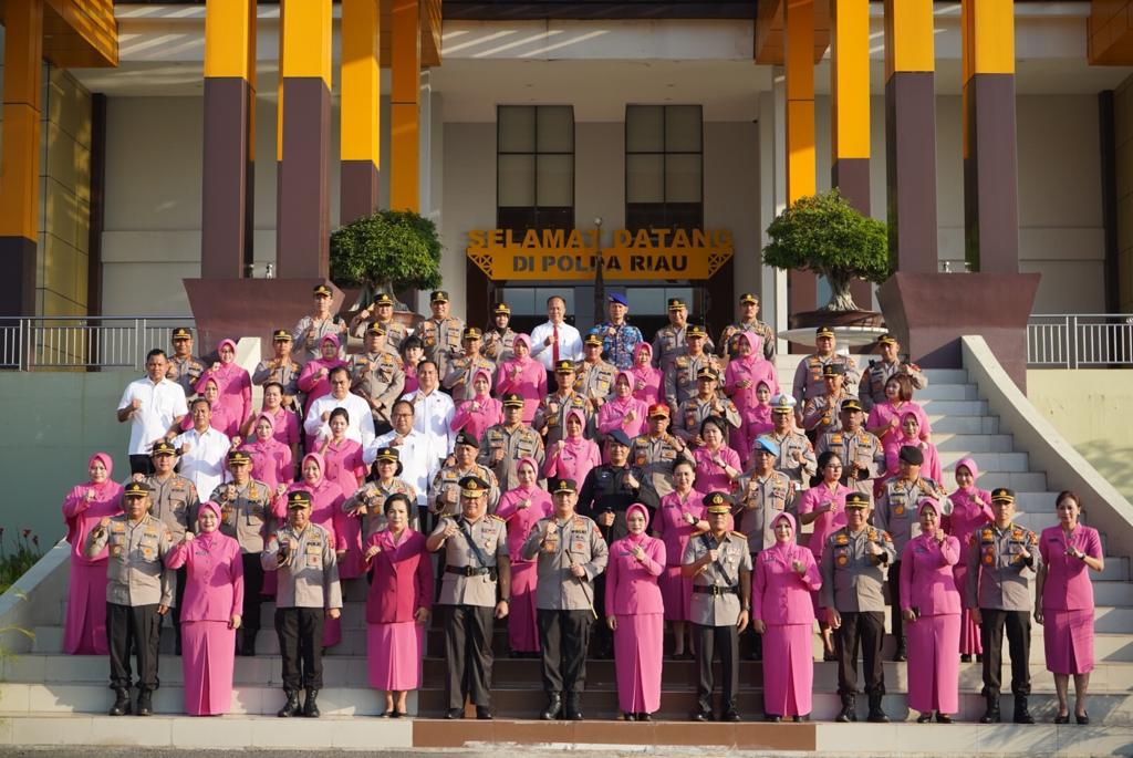 Kapolda Riau Irjen Moh Iqbal Pimpin Penghormatan ‘Kebanggaan’ di Apel Terakhir Wakapolda Riau. Kapolda Riau Irjen Moh Iqbal Pimpin Penghormatan ‘Kebanggaan’ di Apel Terakhir Wakapolda Riau.i