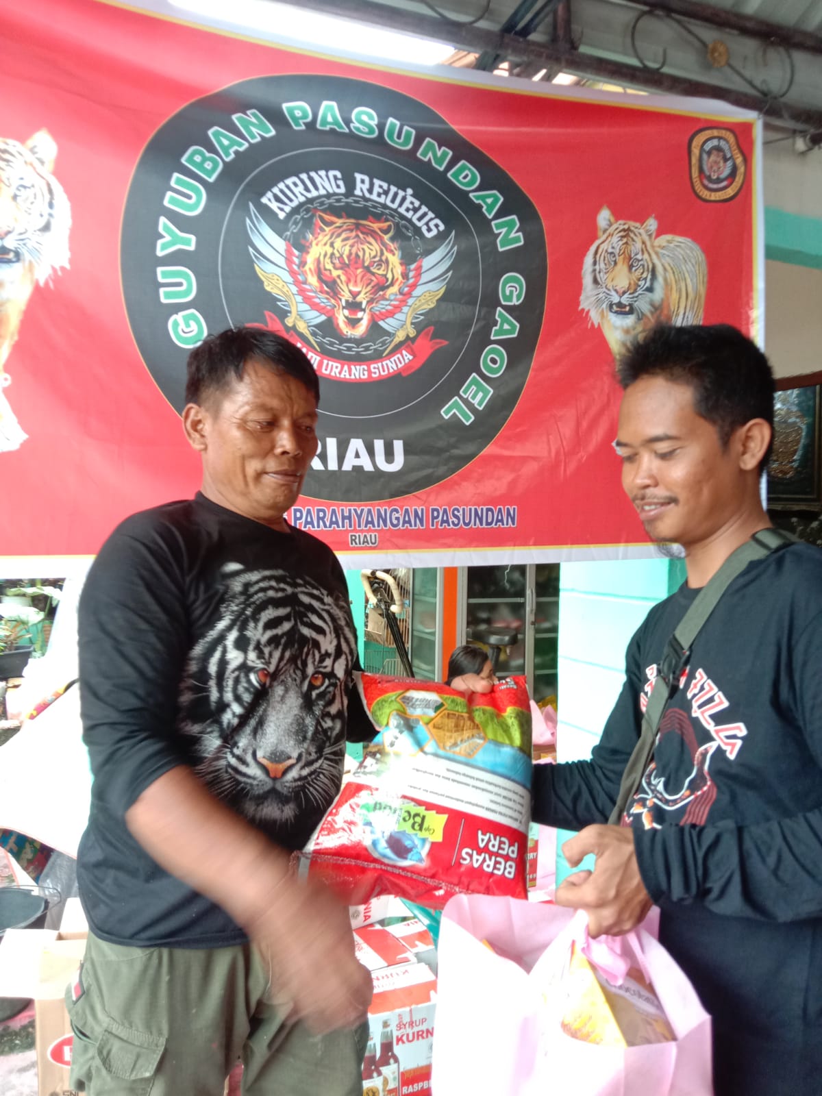 Pembagian 150 Peket Sembako di Sekretariat Pasundan Gaoel Jalan Suka Karya Panam Pembagian 150 Peket Sembako di Sekretariat Pasundan Gaoel Jalan Suka Karya Panami